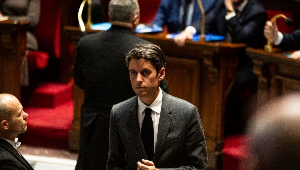 découvrez les enjeux et les résultats de la réunion politique entre attal, philippe et retailleau, analysant leurs positions et décisions clés.