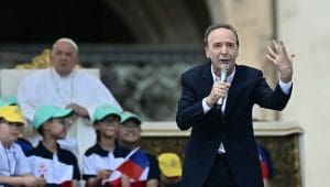 découvrez comment roberto benigni exprime la joie profonde du christianisme à travers son œuvre et son engagement, alliant foi et humanité avec passion.