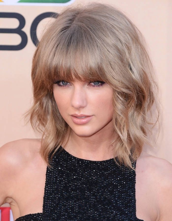 découvrez le secret coiffure de taylor swift pour une allure parfaite toute la nuit. astuces et conseils pour reproduire son style élégant et naturel.