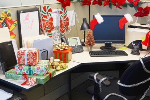 découvrez comment organiser un secret santa au bureau pour renforcer l'esprit d'équipe et partager des moments de convivialité tout en offrant des cadeaux surprises.