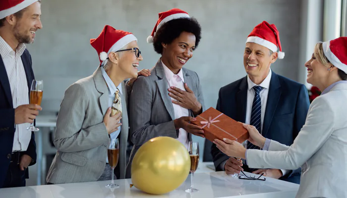 organisez un secret santa au bureau pour renforcer l'esprit d'équipe et partager la joie des fêtes avec des cadeaux surprises amusants et personnalisés.
