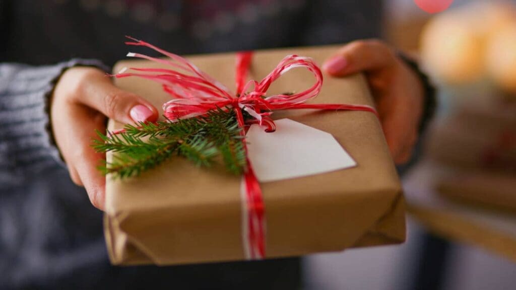 découvrez les avantages et les risques du secret santa en entreprise pour renforcer la cohésion d'équipe tout en évitant les pièges.