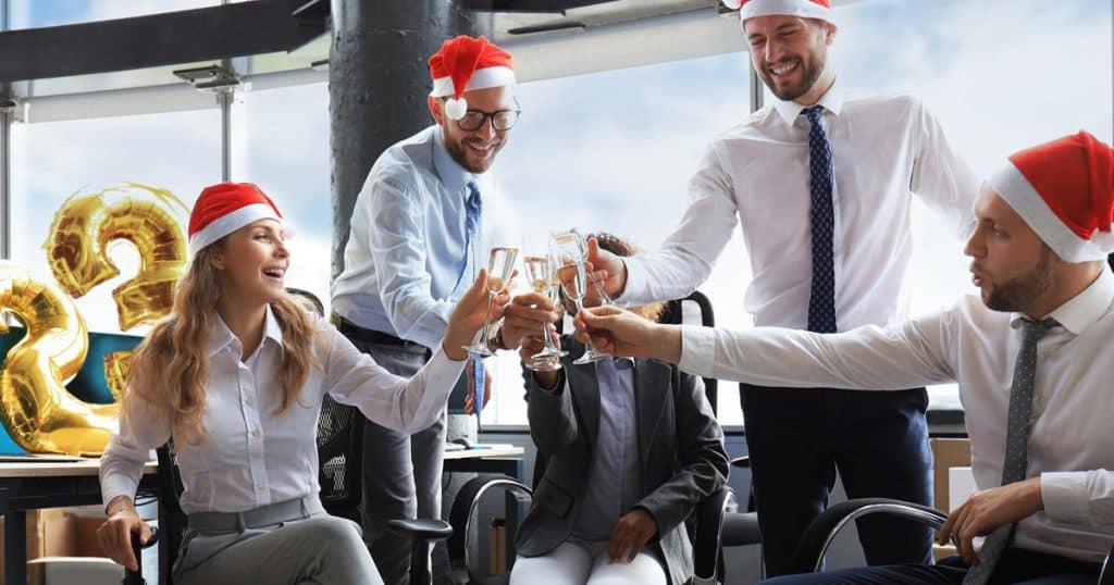 organisez un secret santa de noël pour vos salariés et créez une ambiance festive chaleureuse et conviviale au sein de votre entreprise.