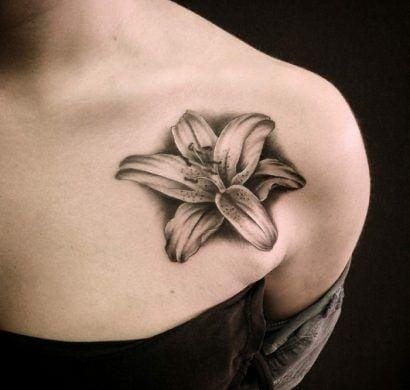 découvrez la signification du tatouage fleur de lys, un symbole riche en histoire et en spiritualité, représentant souvent la royauté, la pureté et la lumière.