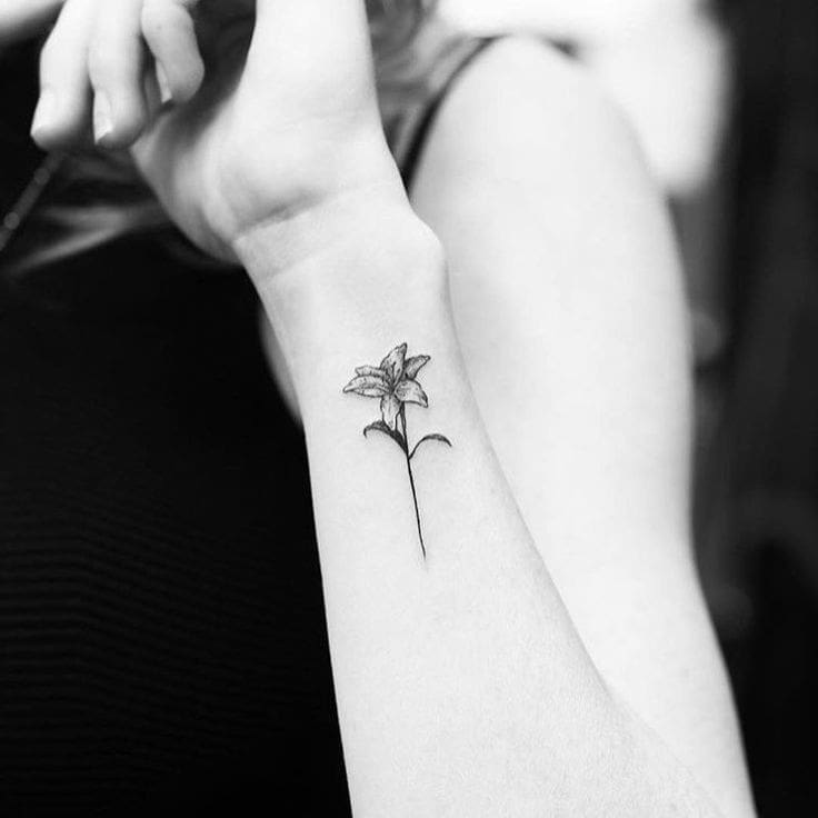 découvrez la signification profonde du tatouage fleur de lys, symbole d'élégance, de royauté et de spiritualité, idéal pour un motif chargé d'histoire et de sens.