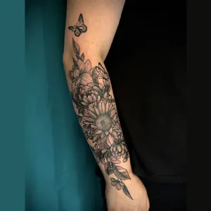 découvrez la signification du tatouage fleur de lys, symbole de royauté, de pureté et d'élégance, et son importance historique et culturelle.