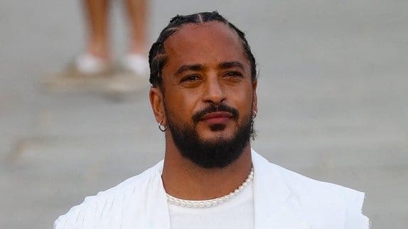 découvrez pourquoi le dernier single de slimane n'est pas diffusé à la radio et les raisons derrière cette absence surprenante.