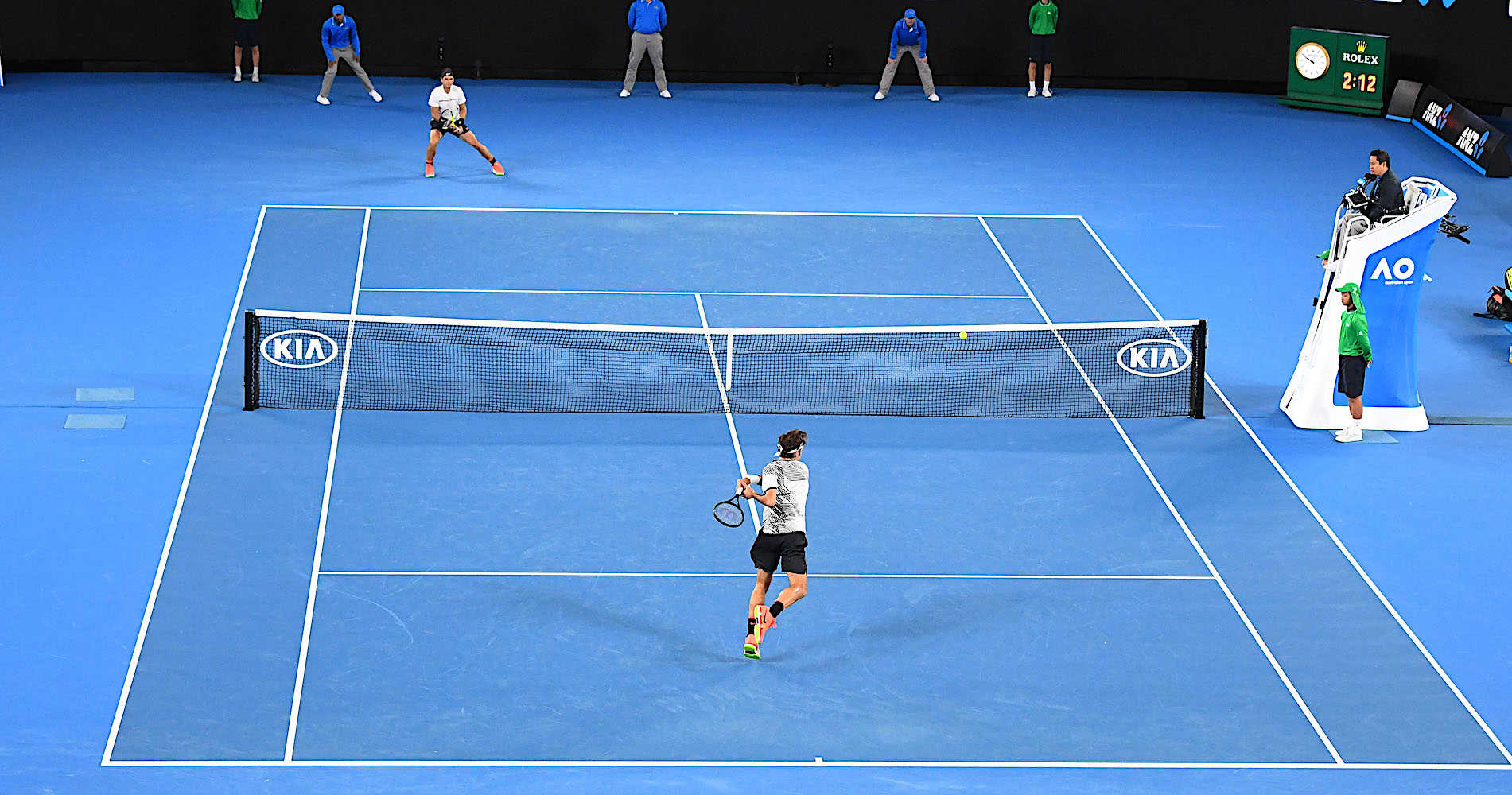 découvrez l'analyse détaillée de la stratégie de rafael nadal face à roger federer, avec les tactiques clés et les moments décisifs de leurs affrontements légendaires.