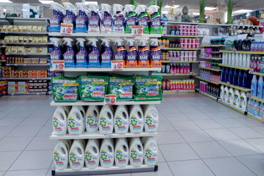 découvrez comment certains supermarchés contournent la loi egalim, impactant l'équilibre du marché et la rémunération des producteurs agricoles.