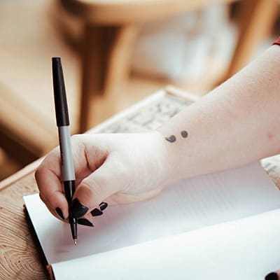 découvrez le tatouage point-virgule, symbole puissant d'espoir et de résilience, porteur d'un message de courage face aux épreuves.