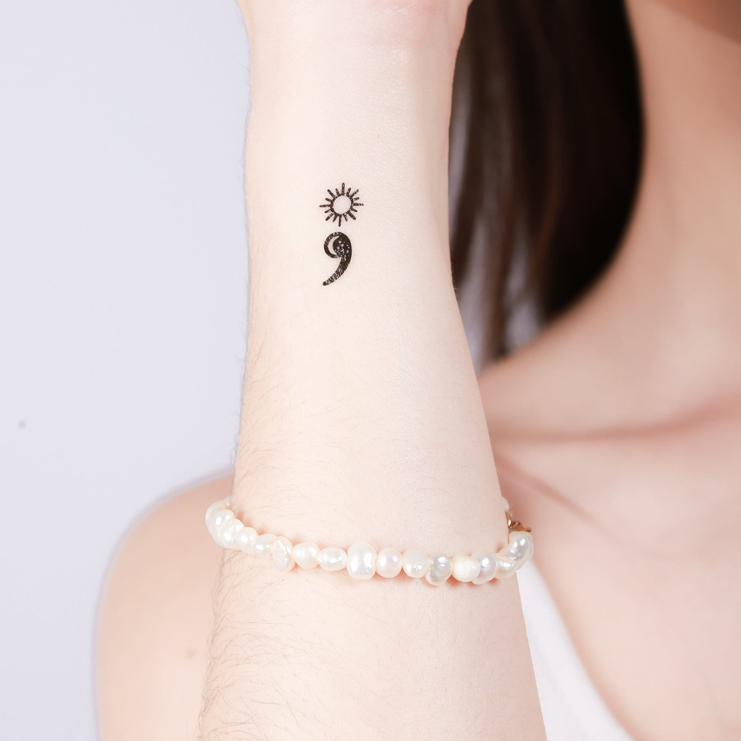 découvrez le tatouage point-virgule, symbole puissant d'espoir et de résilience, qui incarne le courage de surmonter les épreuves et de continuer son histoire.