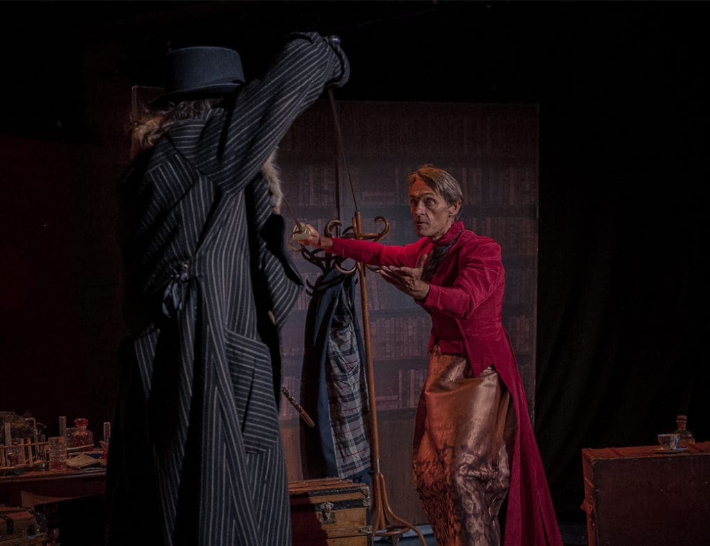 découvrez le mystère comme jamais auparavant avec la pièce de théâtre « secret de sherlock holmes révélé ». suspense et révélations au rendez-vous pour les passionnés d'énigmes.