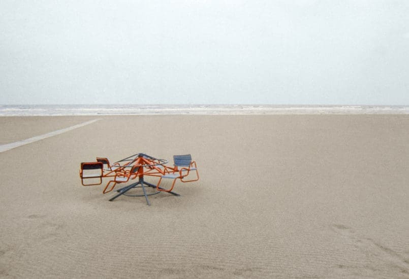 découvrez l'univers intime de luigi ghirri, photographe italien reconnu pour ses images poétiques et pleine de sensibilité qui capturent la beauté du quotidien.