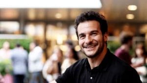 amir partage son témoignage poignant sur la douleur du deuil et la perte de sa mère, évoquant ses émotions et son cheminement vers la guérison.