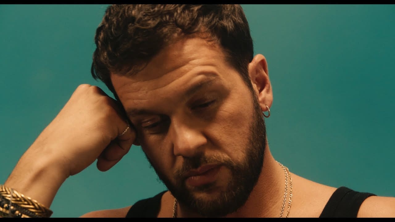 découvrez les moments difficiles de claudio capéo, entre une période sombre de sa vie, l'absence de ses parents et le regard inquiet de sa femme qui le perçoit comme un 'zombie'.