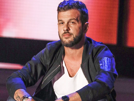 découvrez les moments difficiles de claudio capéo : une période sombre marquée par l'absence de ses parents et le regard préoccupé de sa femme qui le perçoit comme un 'zombie'.