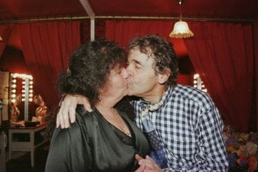 découvrez le profondément émouvant récit de pierre perret et rebecca, leur combat silencieux et courageux face à la perte dévastatrice de leur fille.