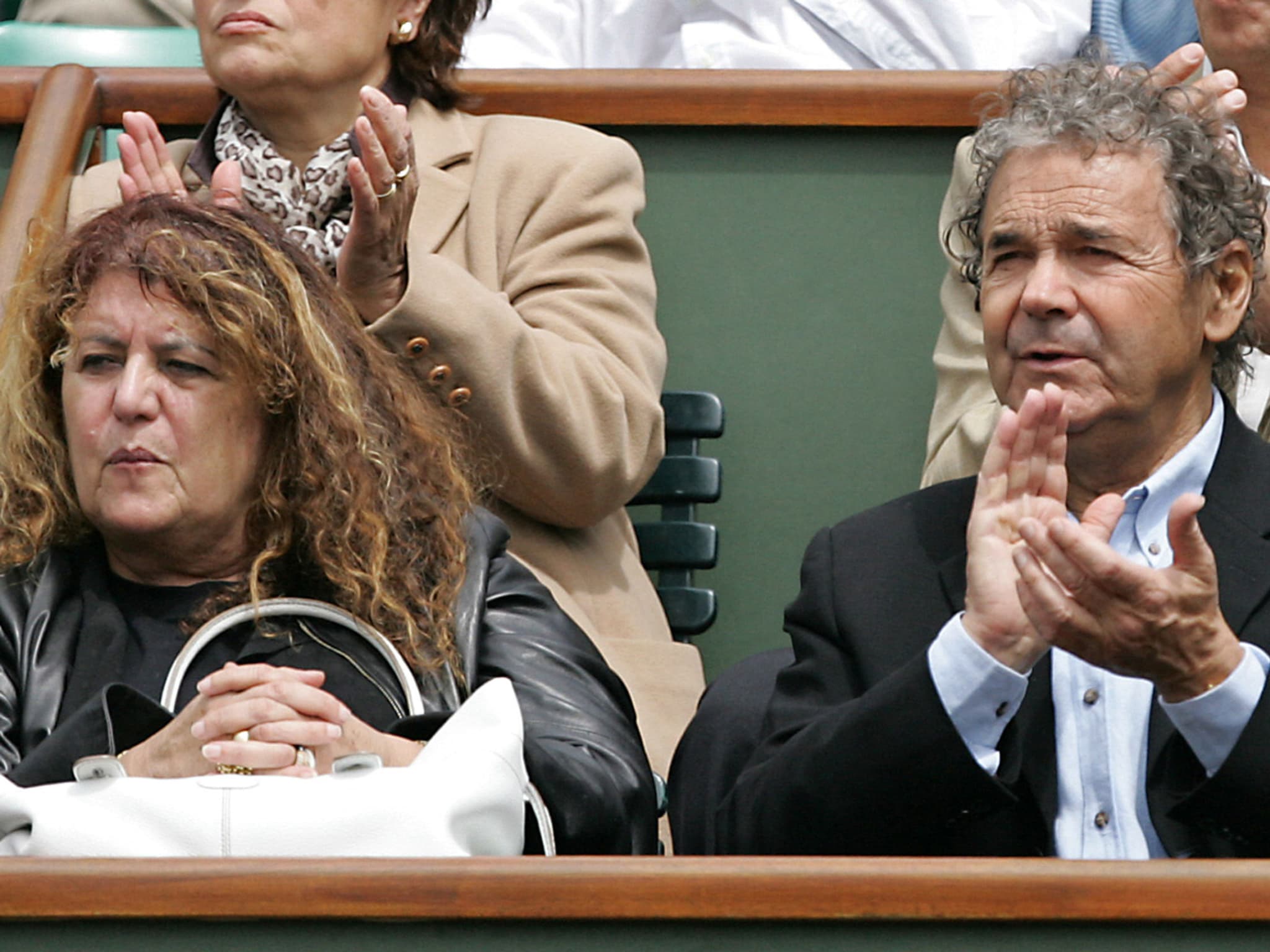 découvrez le combat silencieux de pierre perret et rebecca face à la perte douloureuse de leur fille, un récit poignant de courage et d'amour.