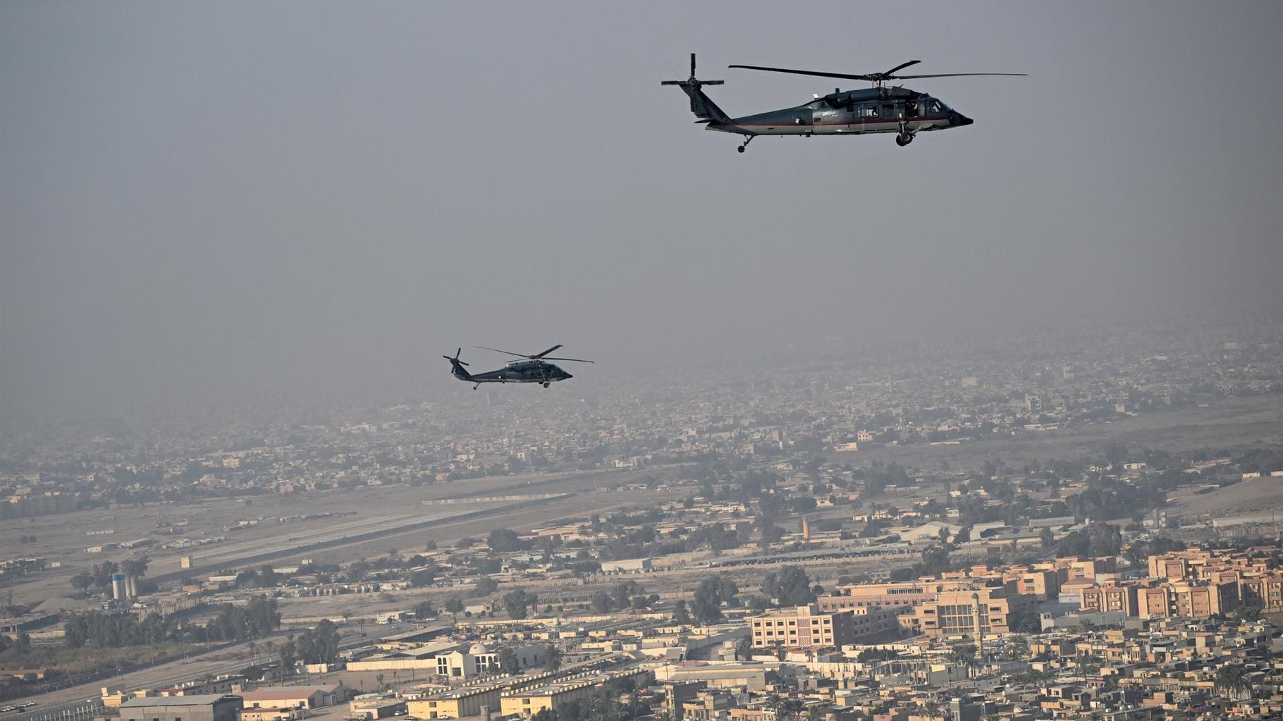 analyse approfondie du déploiement militaire américain au proche-orient, ses enjeux stratégiques et ses impacts géopolitiques dans la région.