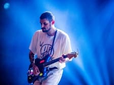 découvrez comment le groupe dry cleaning révolutionne le post-punk avec leur nouvel album « secret love », mêlant sonorités innovantes et paroles percutantes.