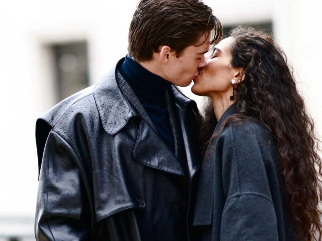 découvrez comment embrasser avec la langue en toute confiance et sensualité, avec nos conseils pour un baiser passionné et réussi.