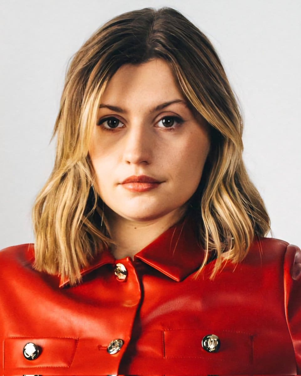 découvrez comment une influenceuse célèbre rejoint helena et marine pour une collaboration inédite avec les enfoirés. suivez cette rencontre unique et pleine d'émotions.