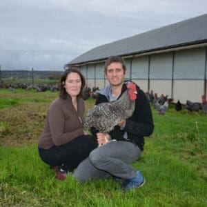 découvrez la formule anti-frelons efficace élaborée dans un village breton pour protéger votre environnement et préserver la biodiversité locale.