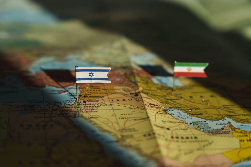 analyse approfondie des tensions et conflits entre israël et l'iran, explorant les enjeux géopolitiques, historiques et actuels de cette confrontation.