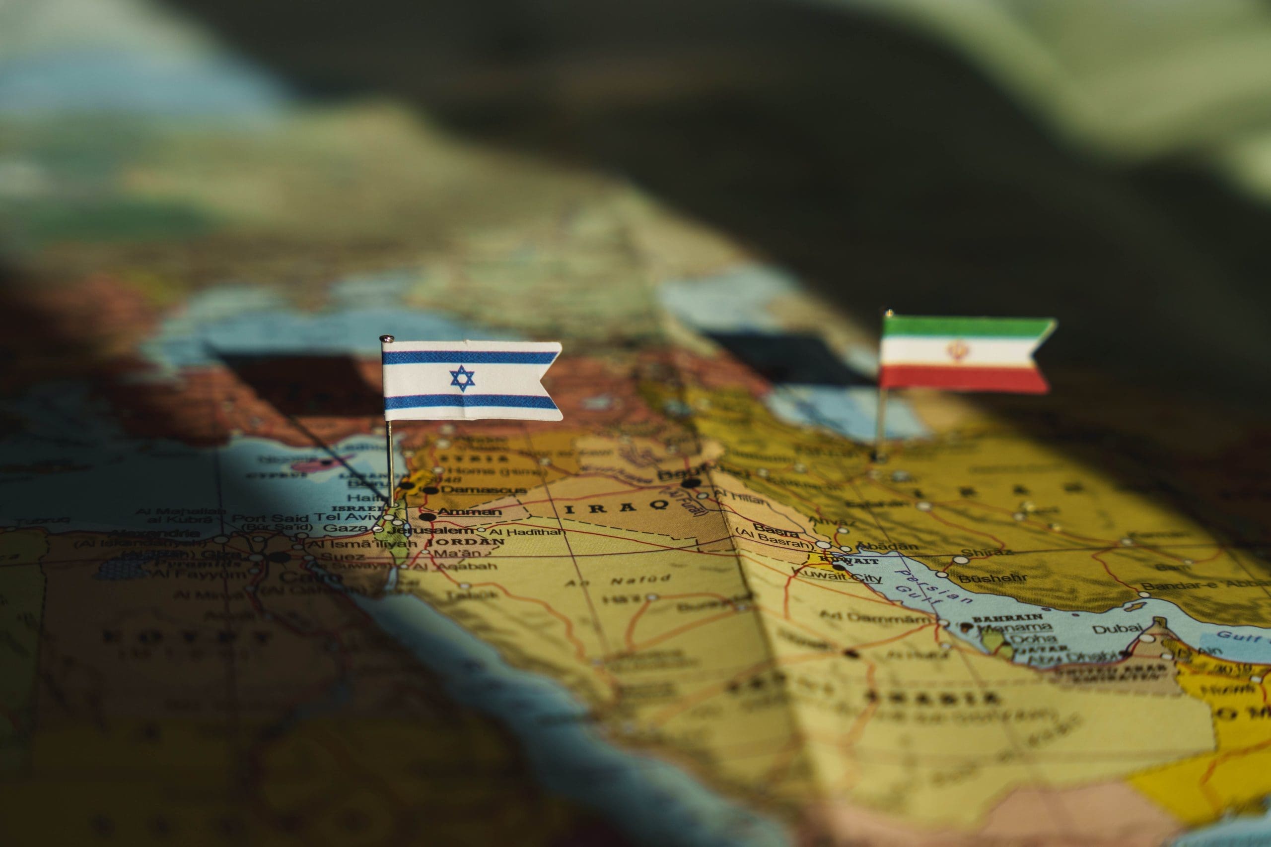 analyse approfondie des tensions et conflits entre israël et l'iran, explorant les enjeux géopolitiques, historiques et actuels de cette confrontation.