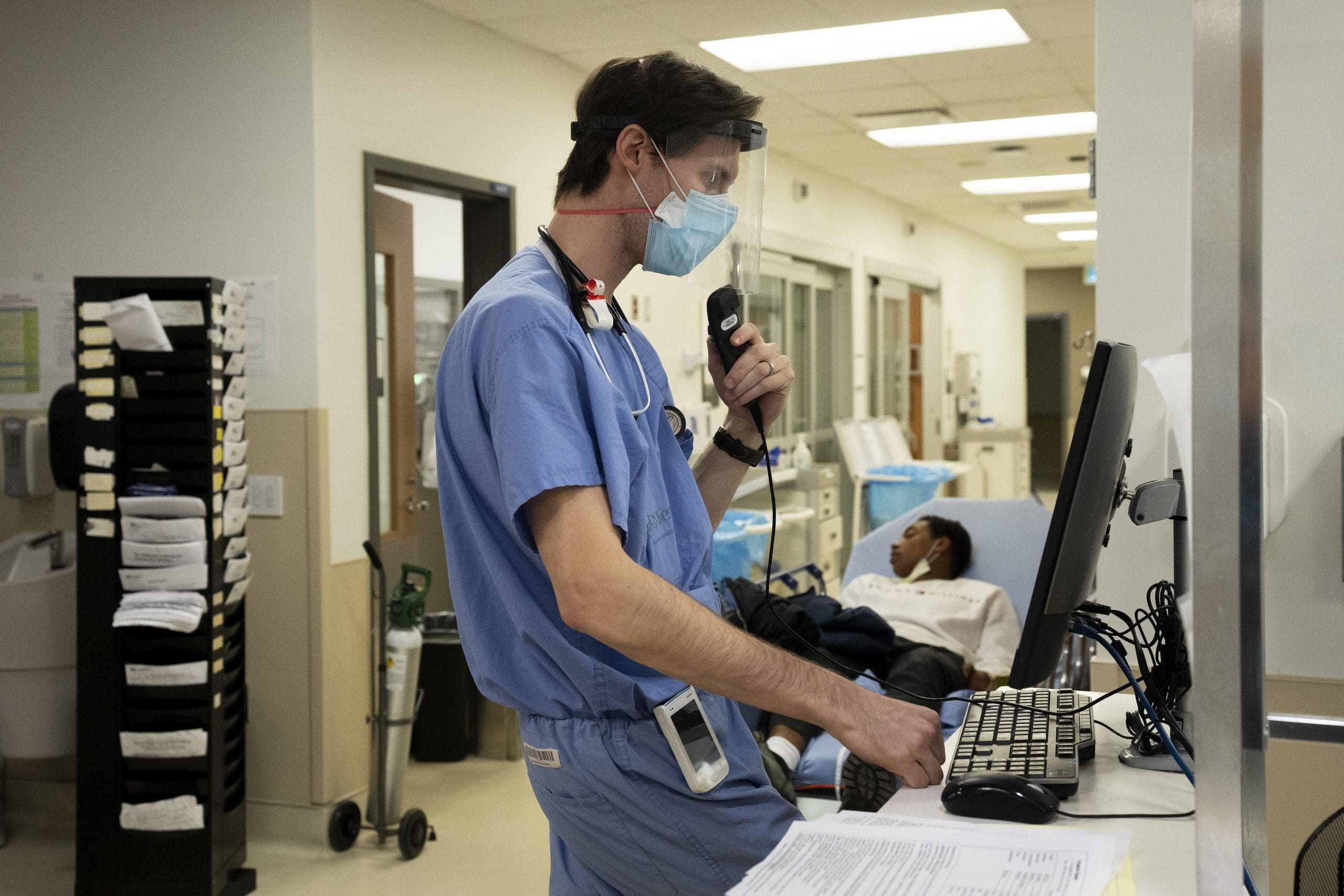 découvrez comment l'intelligence artificielle transforme les pratiques hospitalières : opportunités, défis et enjeux éthiques pour le secteur de la santé.