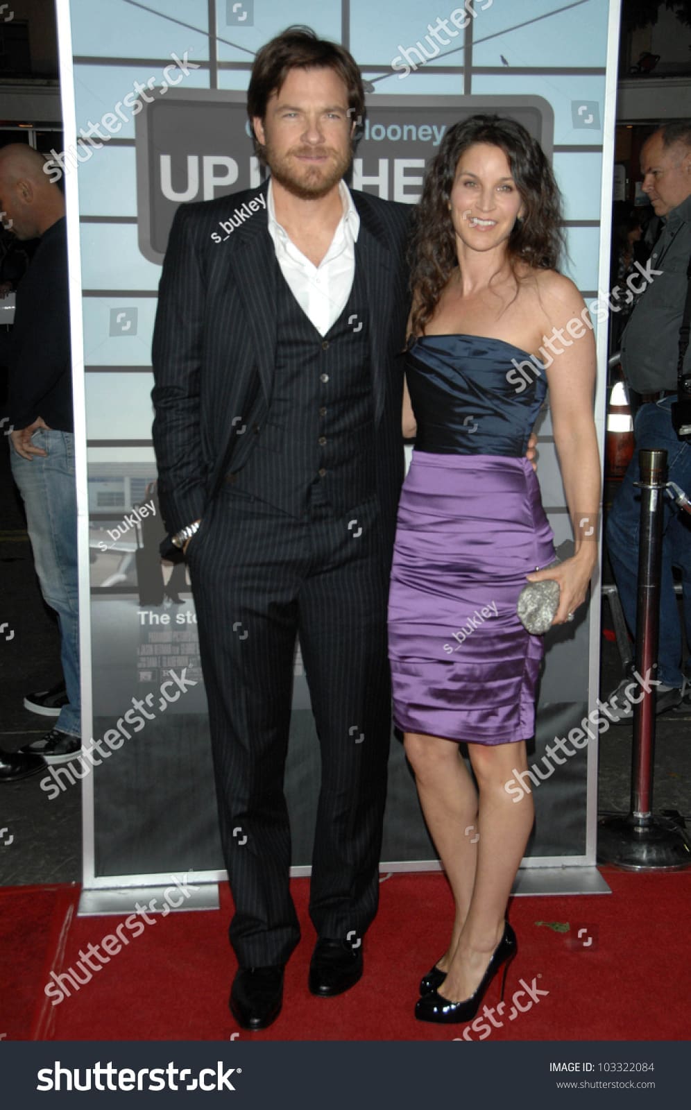 découvrez l'histoire fascinante de jason bateman et de sa femme, héritière d'une légende musicale, entre amour et héritage artistique.