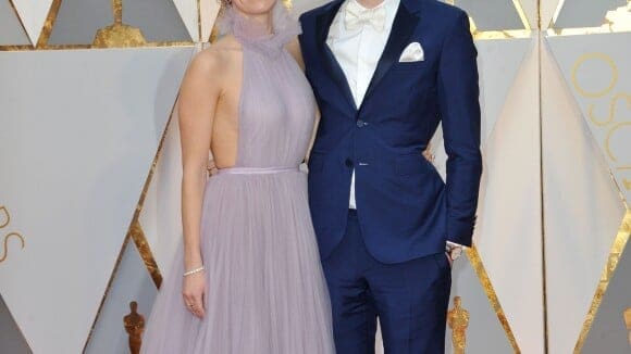 découvrez l'histoire fascinante de jason bateman et de sa femme, héritière d'une légende musicale emblématique, entre amour et héritage culturel.