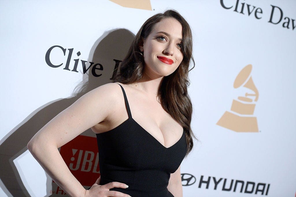 découvrez le secret révélé par kat dennings concernant son rôle dans l'univers marvel et ce que cela signifie pour les fans.