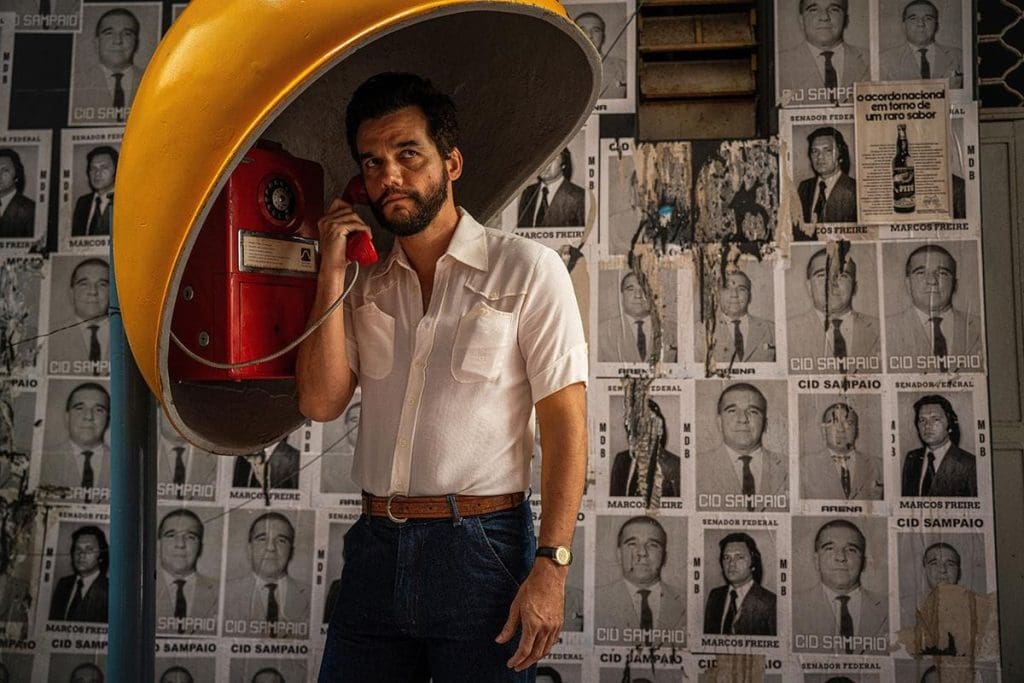 découvrez 'l'agent secret' de kleber mendonça filho, un film captivant mêlant suspense et profondeur sociale, signé par le réalisateur brésilien acclamé.