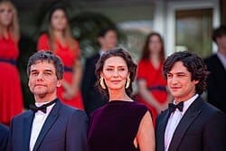 découvrez 'l'agent secret', un film brésilien captivant qui dénonce avec courage les dérives du pouvoir à travers une intrigue intense et engagée.