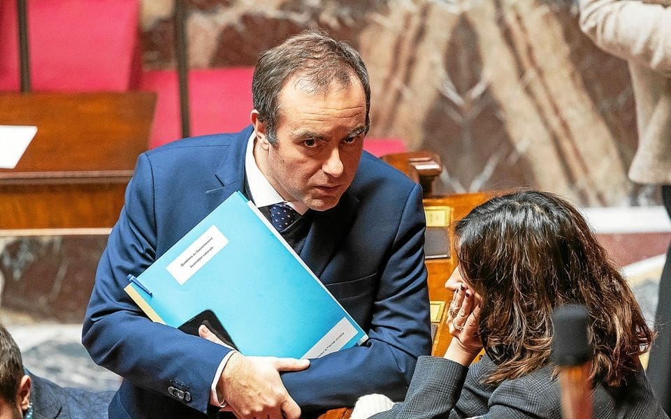 découvrez comment le gouvernement utilise l'article 49.3 pour faire adopter le budget, une décision clé analysée par le cornu.
