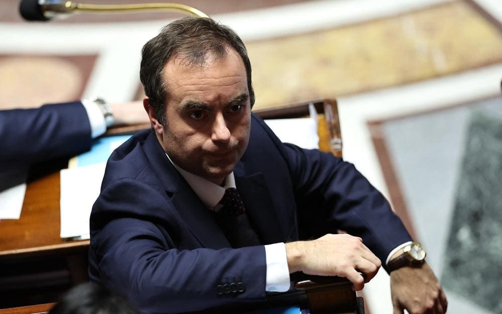 le gouvernement fait appel à l'article 49.3 pour faire adopter rapidement le budget, suscitant débats et réactions politiques.