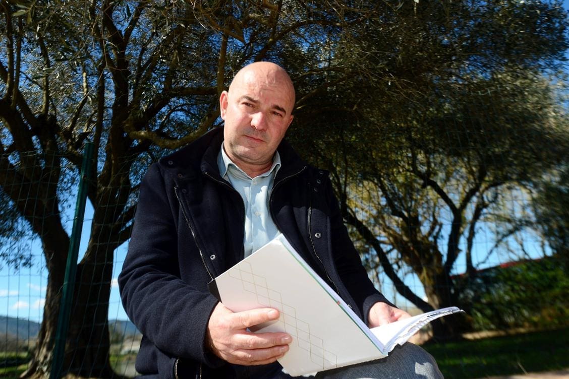 découvrez l'incroyable histoire du maire du luberon qui mène une double vie en tant qu'espion secret, entre politique locale et missions confidentielles.