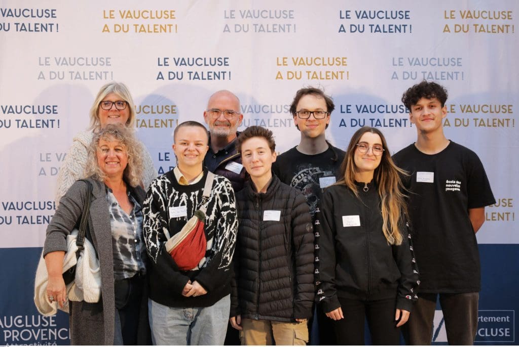 découvrez l'histoire fascinante du maire du luberon qui a mené une double vie en devenant un espion secret, mêlant politique locale et enjeux d'espionnage.