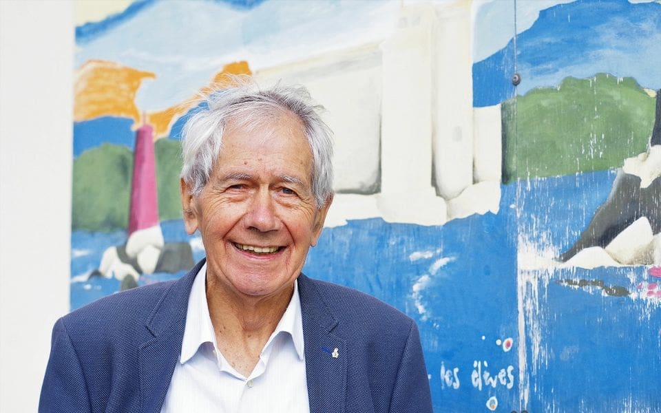 découvrez l'incroyable histoire du maire du luberon qui est devenu un espion secret, mêlant politique locale et aventures clandestines.