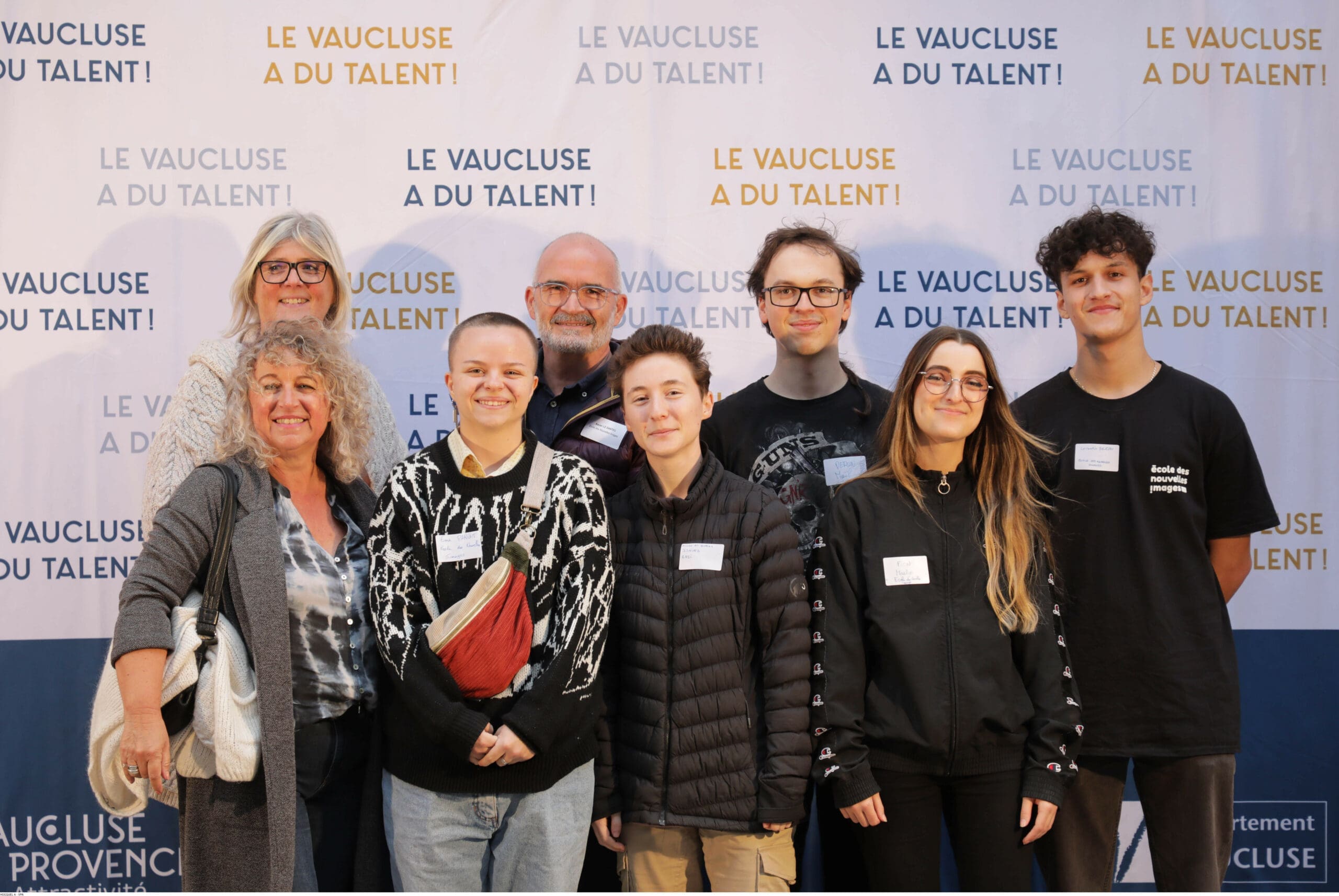 découvrez l'histoire fascinante du maire du luberon qui a mené une double vie en devenant un espion secret, mêlant politique locale et enjeux d'espionnage.