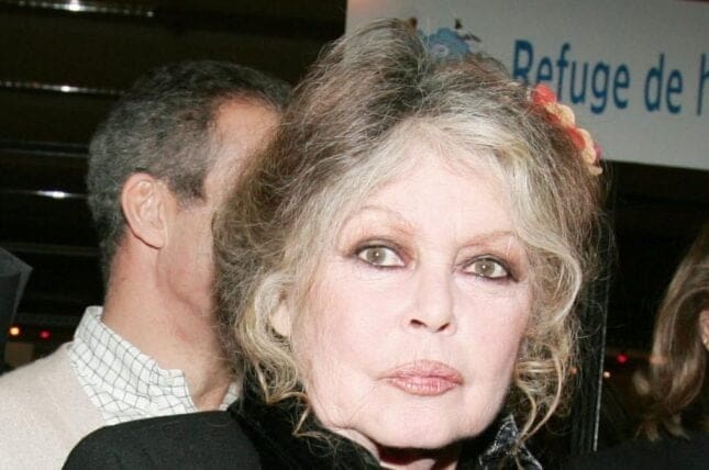 découvrez les détails des obsèques de brigitte bardot à saint-tropez, hommage à une icône du cinéma et militante pour la cause animale.