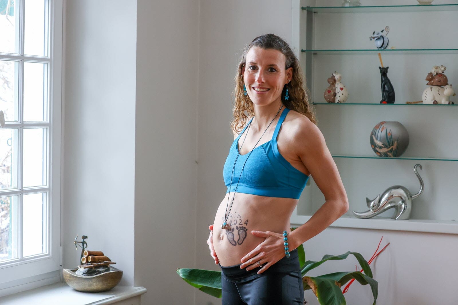 découvrez la joie d'ophelie qui annonce sa grossesse avec émotion et bonheur. suivez cette belle nouvelle étape de sa vie.