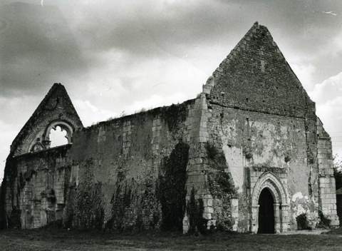 découvrez l'histoire fascinante des photos et bouteilles cachées dans une église du maine-et-loire, un secret bien gardé du patrimoine local.