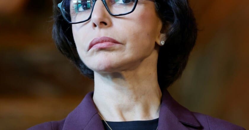 découvrez l'histoire intrigante de rachida dati, séduite par un admirateur mystérieux qui a captivé son attention.