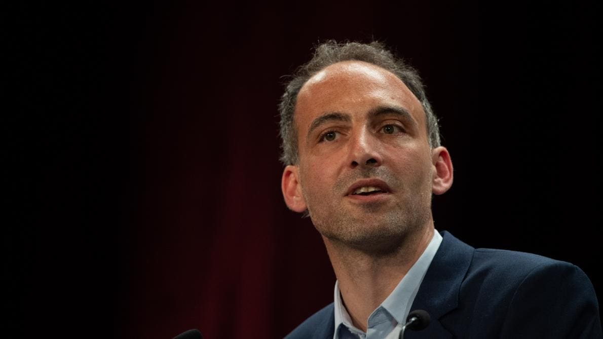 découvrez l'héritage controversé de raphaël glucksmann, issu d'un agent soviétique sous staline, et son influence sur la pensée contemporaine.