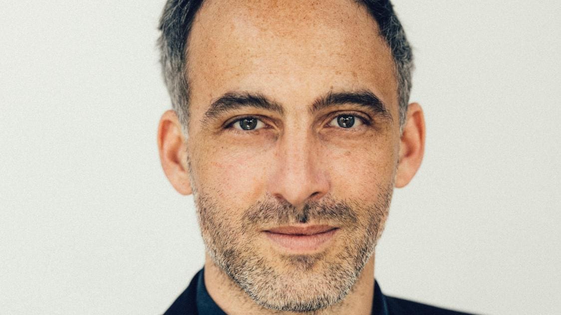 découvrez l'héritage controversé de raphaël glucksmann, descendant d'un agent soviétique sous staline, à travers une analyse historique et politique approfondie.