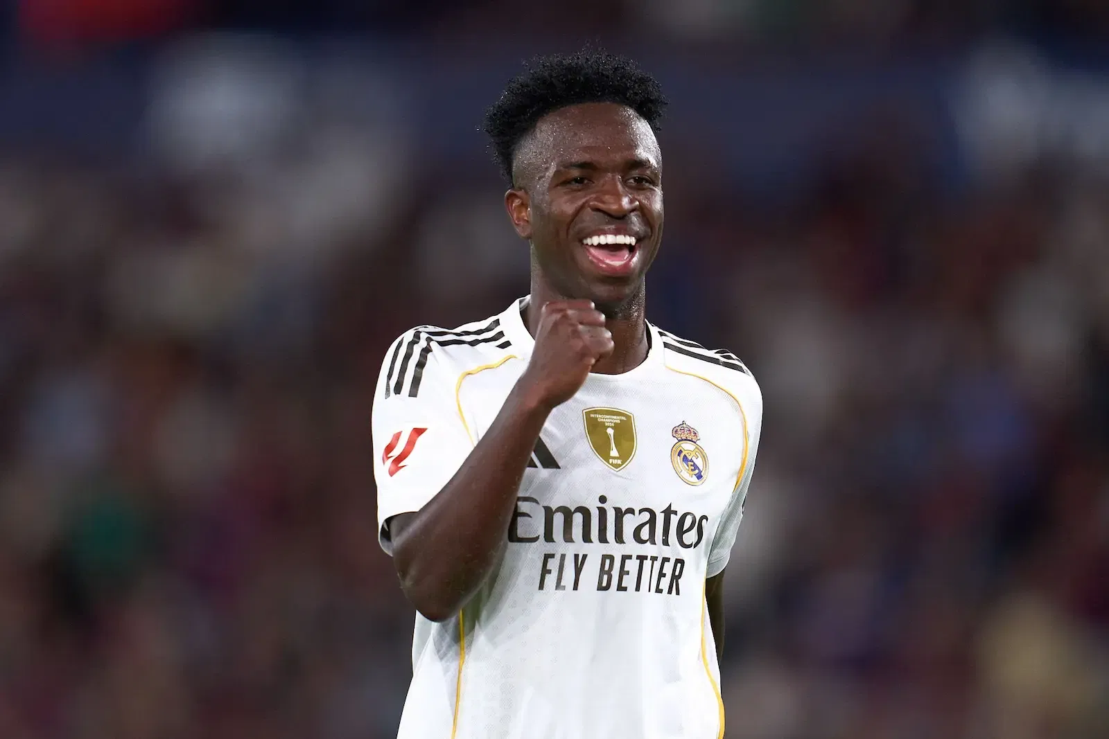 le real madrid s'intéresse à marc guéhi, jeune talent prometteur, pour renforcer sa défense lors des prochaines saisons.