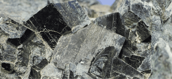 découvrez l'origine fascinante de la roche volcanique bleue, ses caractéristiques uniques et son importance géologique.