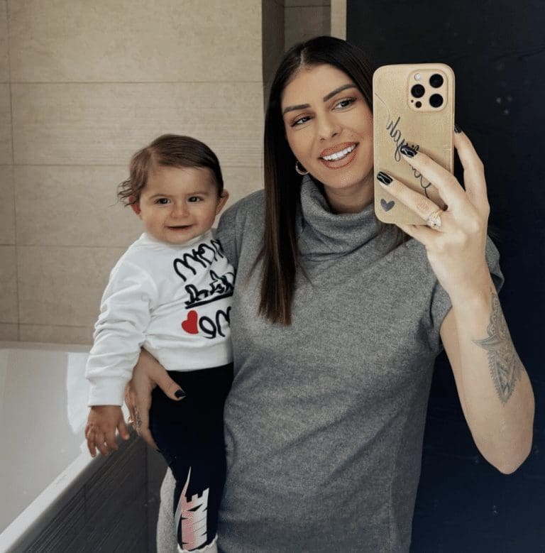 découvrez la belle nouvelle : sarah lopez attend son deuxième enfant, une joie immense pour la star et ses fans.